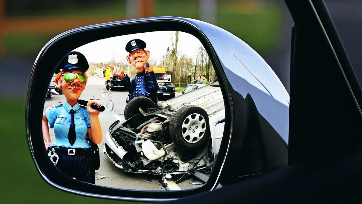 Polis i reflexväst stoppar en bil vid en trafikkontroll vid vägkanten.